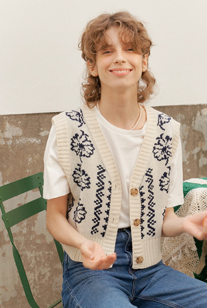 A FLOWER SEED JACQUARD BUTTON VEST_IVORY