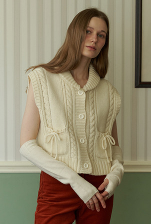 A CABLE COLLAR KNIT VEST_IVORY